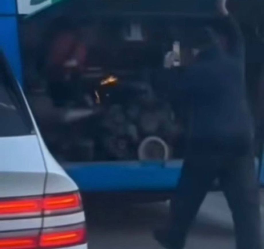 «Огненный рейс»: водитель автобуса во Владивостоке потушил пожар — и поехал дальше как ни в чём не бывало