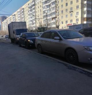 «Одна большая парковка»: приморцы обсуждают ситуацию на дороге