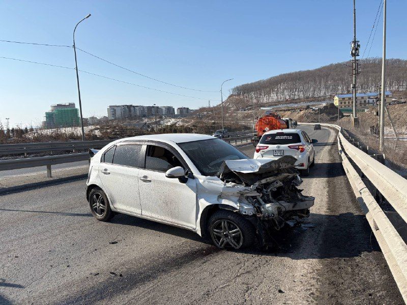 Иностранец на машине влетел в ограждение во Владивостоке — пассажир в больнице