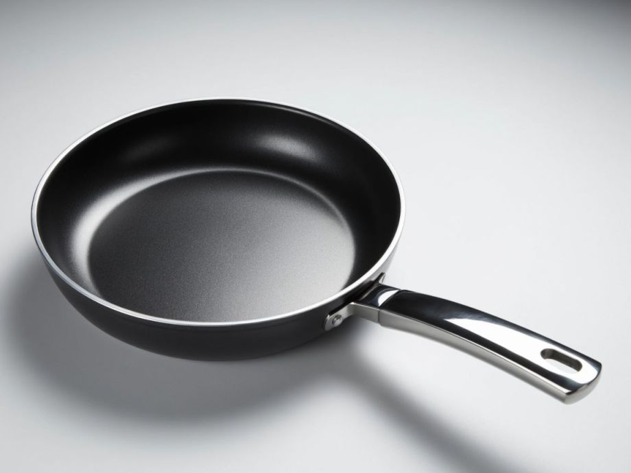 Чуть-чуть газировки и соды: сковорода будет как новая без дорогих средств