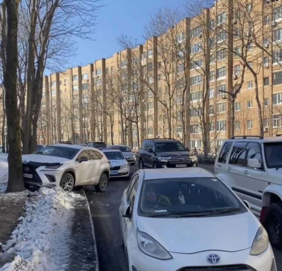 Владивостокский боулинг: колесо, две машины и дерево в качестве кегли