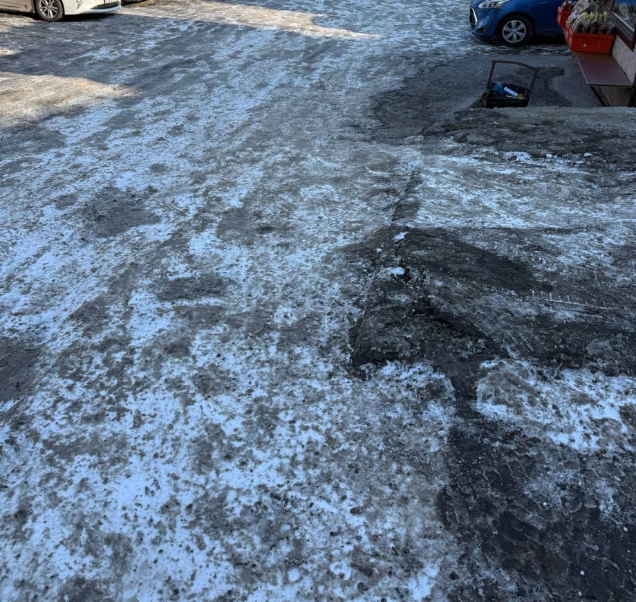 Гололёд вместо тротуаров: во Владивостоке не справляются с уборкой снега