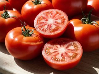 «Бычье сердце» сдаёт трон: томаты‑гиганты дают по полкилограмма и вкус — чистое мясо