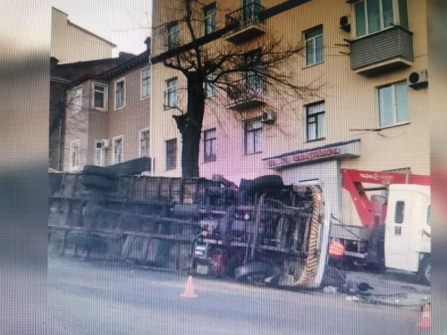 Серьезное ДТП. В центре Владивостока перевернулся грузовой автомобиль