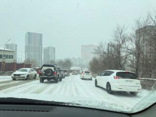 Владивосток парализован снегопадом: 10-балльные пробки начались на 2 часа раньше