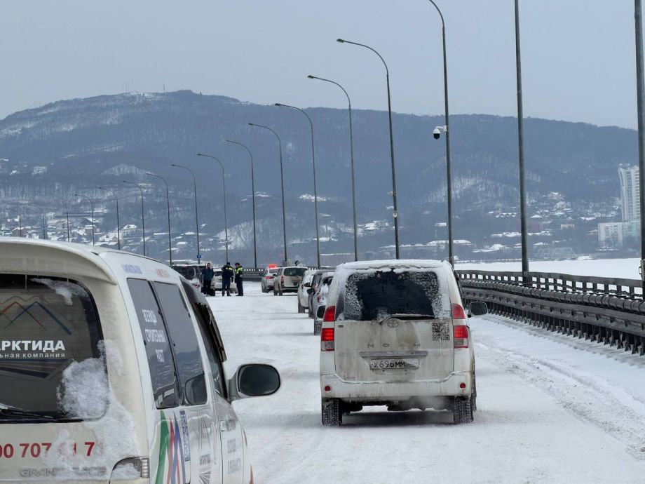 Массовое ДТП на Низководном мосту временно парализовала въезд во Владивосток