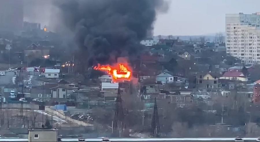 Фото: Telegram-канал gorod_vl | Мощные клубы дыма. Что творится в одном из районов Владивостока?