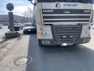«Блатные буковки»: во Владивостоке водитель на «криминальных» номерах въехал в фуру