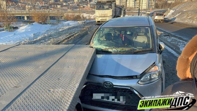 Фура и легковушка не поделили дорогу на Фастовской во Владивостоке