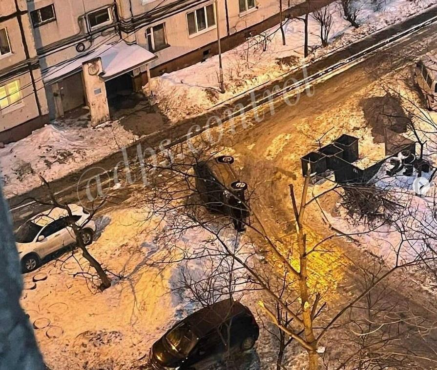 «Устал, упал, уснул»: лед на дорогах Владивостока не оставляет водителям шансов (фото)