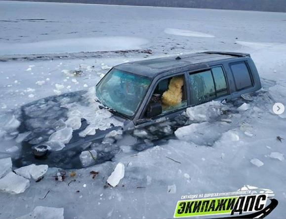 Во Владивостоке под лед ушел внедорожник