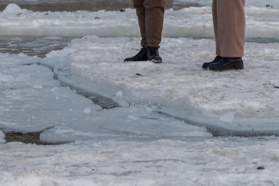 Во Владивостоке двух девушек унесло на льдине