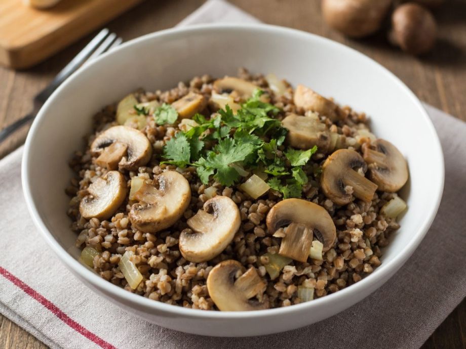 Гречка с грибами и луком: бюджетно, но по‑праздничному