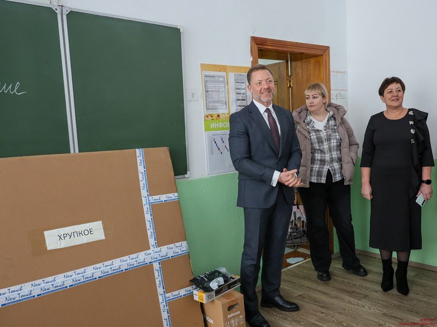 Спикер приморского заксобрания передал в школу посёлка Кировский интерактивную доску
