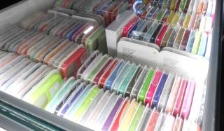 В популярном ТЦ хабаровчанам продавали поддельные аксессуары для iPhone