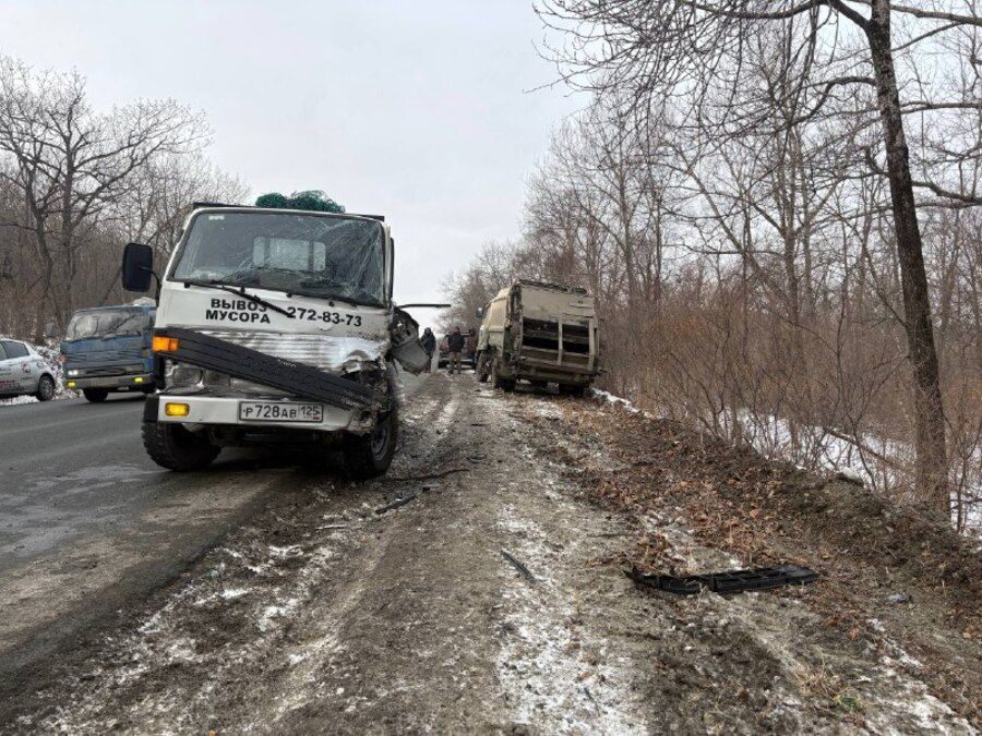 Жесткое ДТП с грузовиками произошло на спуске к поселку Рыбачий