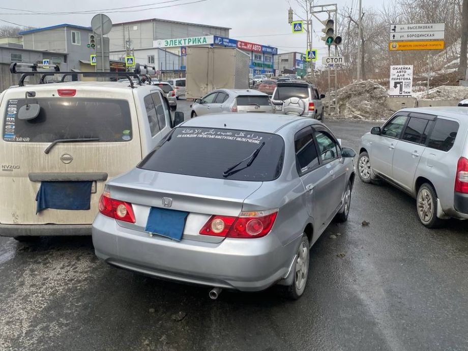 Сразу две массовые аварии парализовали движение на Выселковой во Владивостоке