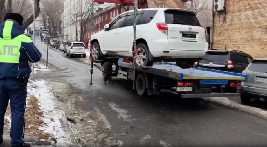 Массовая эвакуация автомобилей нарушителей проходит в центре Владивостока