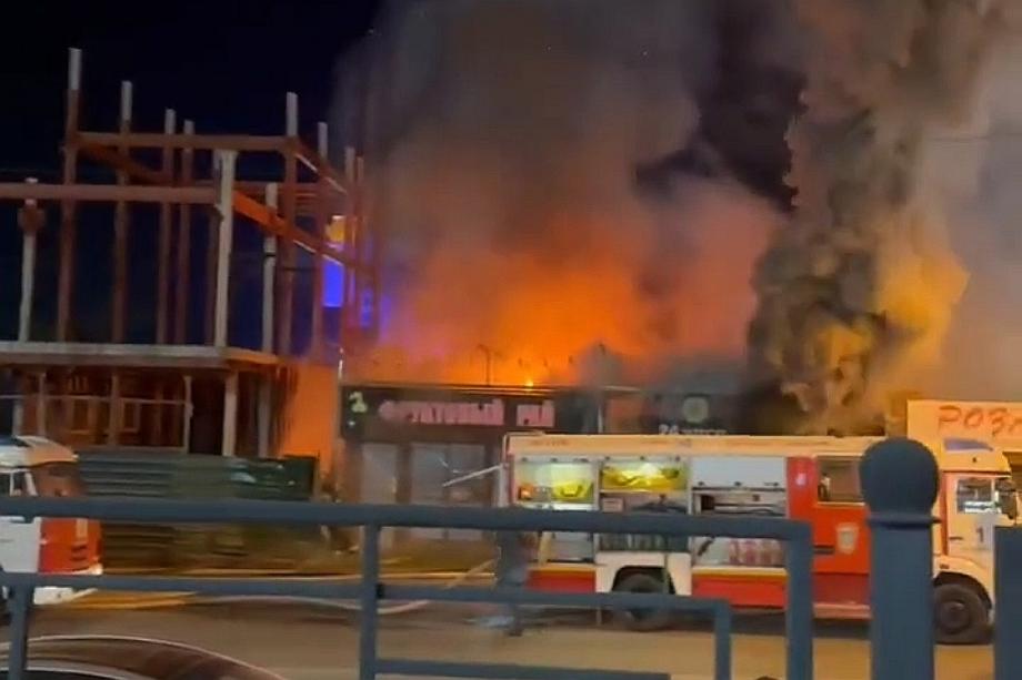 Фото: кадр из видео | Полыхнуло среди ночи: во Владивостоке сгорел павильон фастфуда