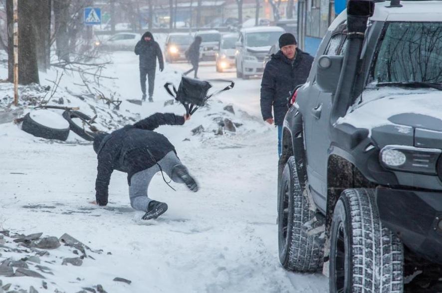 Фото: Татьяна Меель / PRIMPRESS | Упал и умер: во Владивостоке установят причину трагедии, произошедшей в одном из районов города