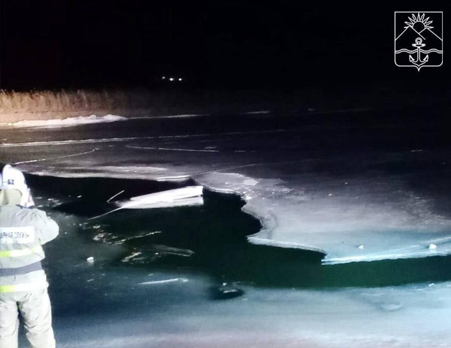 Фото: МЧС Приморья | Ушел под лед. Пожилой приморец утонул в автомобиле