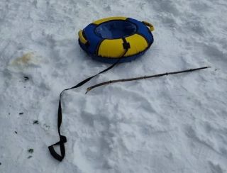 Четвёртая трагедия за зиму: школьник разбился в Приморье, катаясь с горки на «ватрушке»