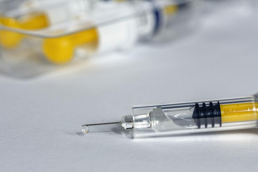 Вирусологи объяснили, кому придется вакцинироваться от COVID-19 повторно