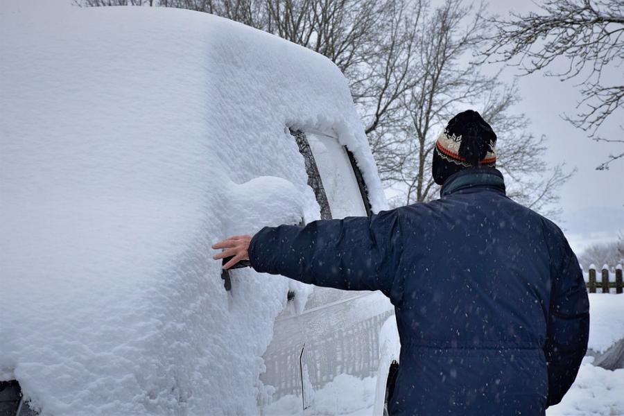 Рекордный снегопад в России: завалило не только Москву, но и Крым