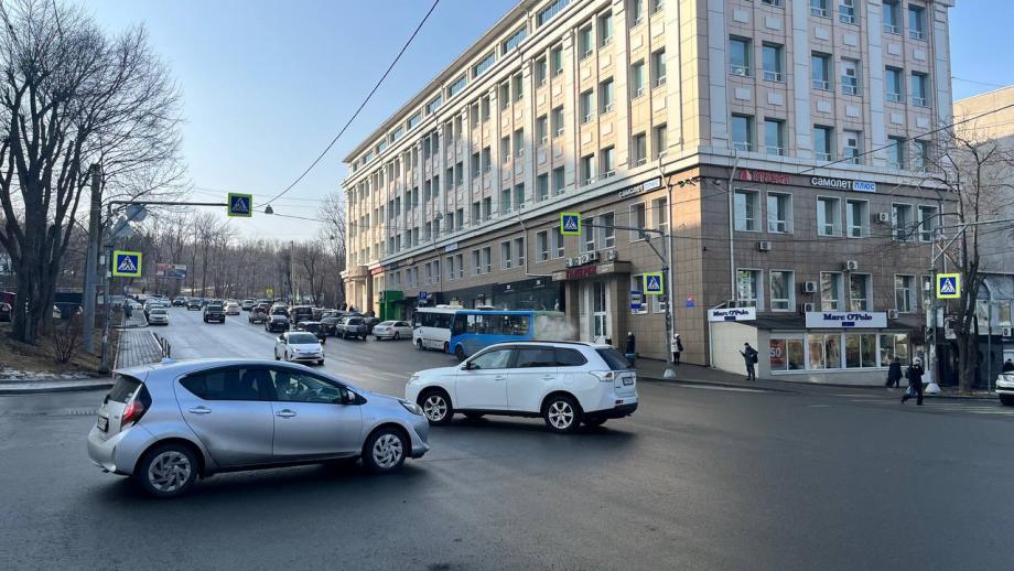 Фото: Максим Протасов / PRIMPRESS | Двигались по наитию. Несколько часов в центре Владивостока не работали светофоры