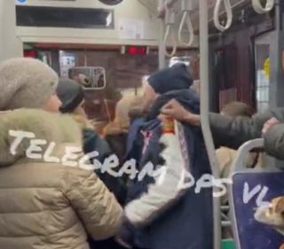 Пьяный дебош в автобусе Владивостока закончился дракой