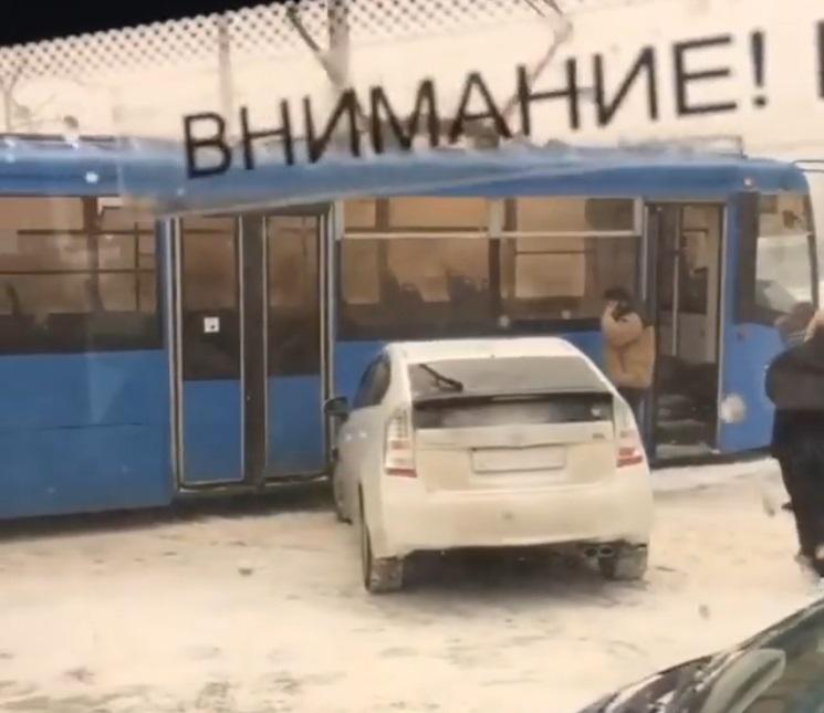 «У них флешмоб?»: во Владивостоке за последние двое суток в ДТП пострадали три трамвая
