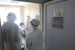 Врач объяснил, с чем связаны скачки заболеваемости COVID-19 в России