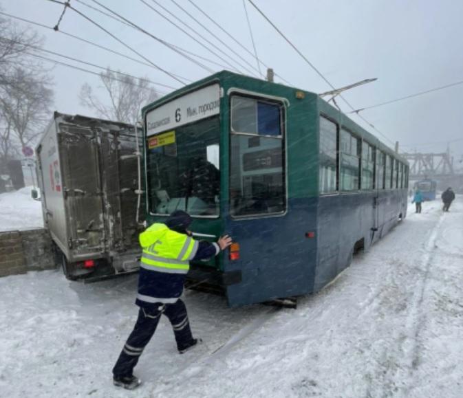 Озвучены подробности автоаварии с участием трамвая во Владивостоке