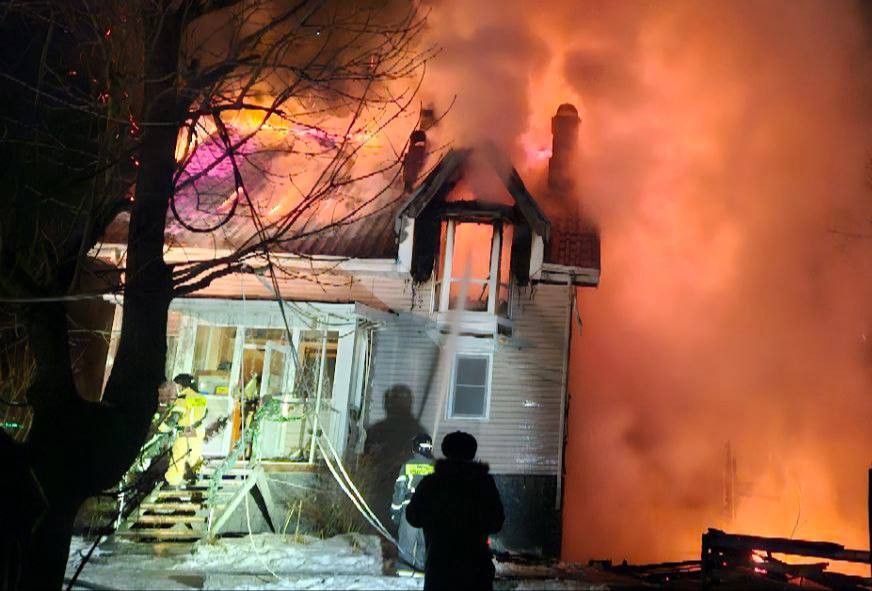 Страшный пожар охватил один из вольеров в зоопарке на Садгороде