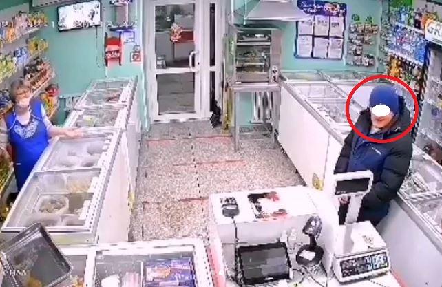 Фото: кадр из видео | «Больное животное»: камера сняла, что сделал покупатель в одном из магазинов Приморья