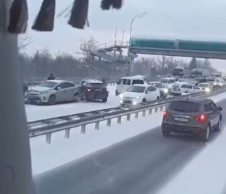 «Ледовое побоище»: массовое ДТП из-за снега произошло на въезде во Владивосток