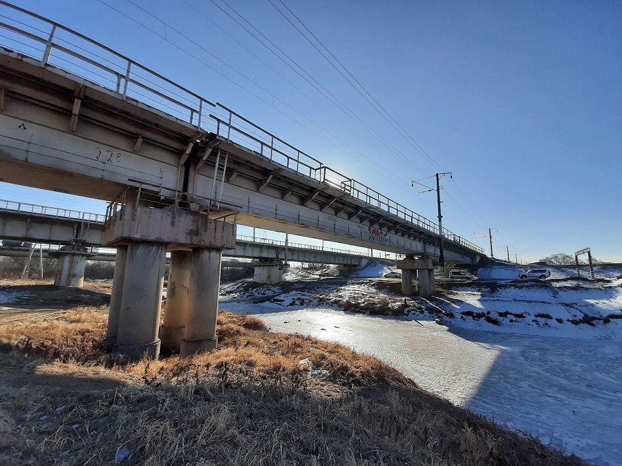 Драма в Уссурийске: мужчина сорвался с моста, спасаясь от поезда