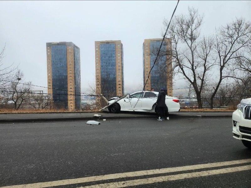 Все колом. Во Владивостоке водитель иномарки сбил столб с проводами