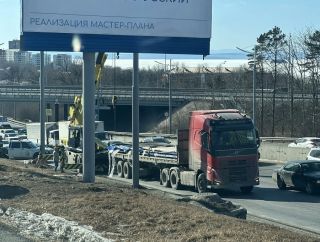 Металлическая ловушка во Владивостоке: железный лист парализовал движение на ключевых трассах