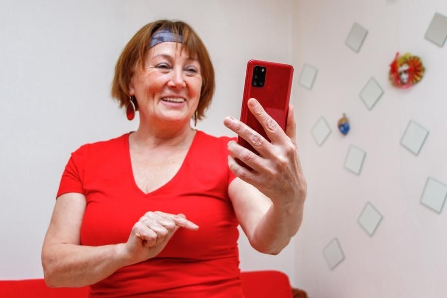 Почему в марте начнутся проверки пенсионеров, у которых есть телефон