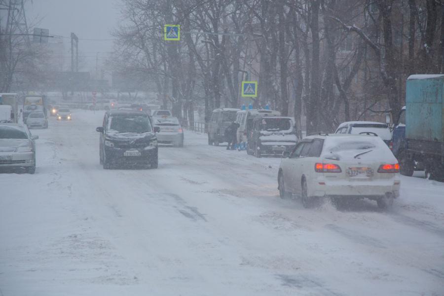 Снег и холод: в ближайшие сутки в Приморье испортится погода
