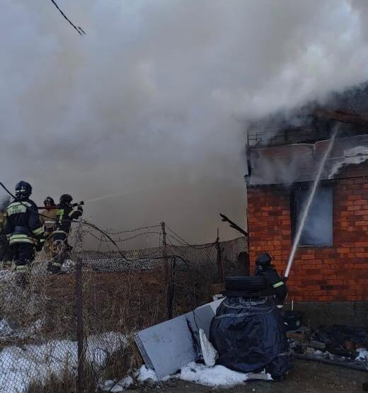 Спасали детей и родителей. Во Владивостоке сгорел частный дом