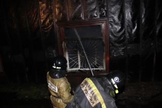 Двое спасено, одна погибла: в Приморье полыхал частный жилой дом