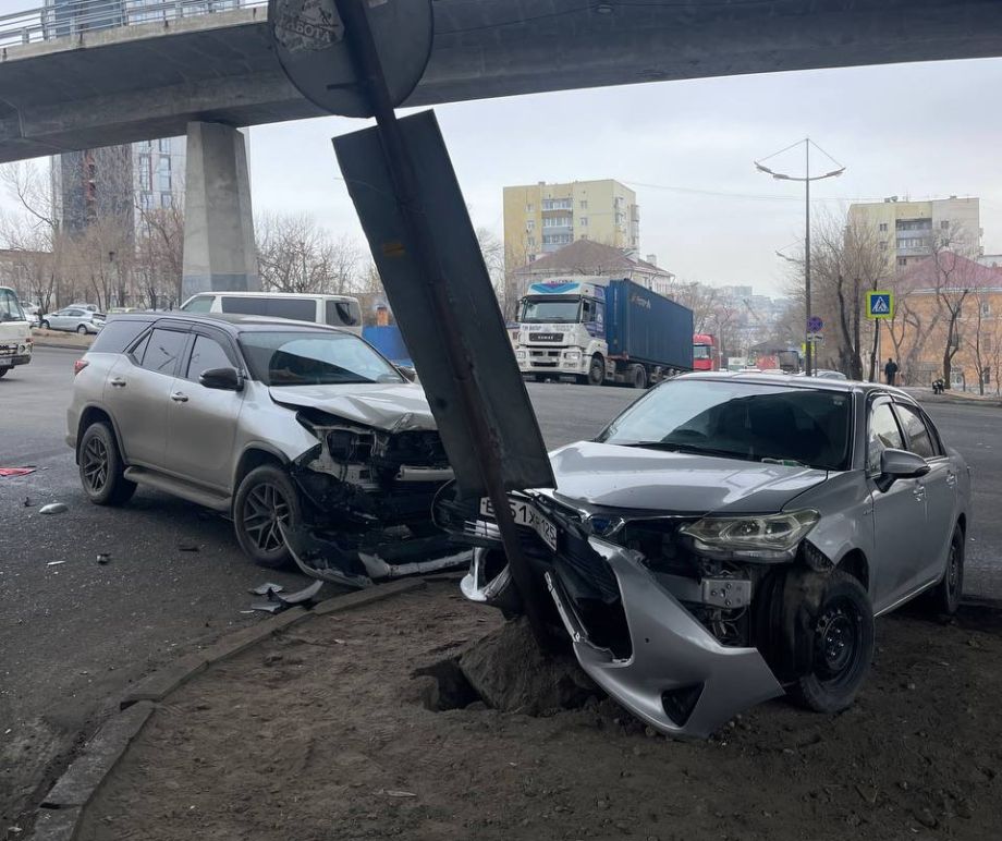 В центре Владивостока сбили столб во время столкновения двух легковушек