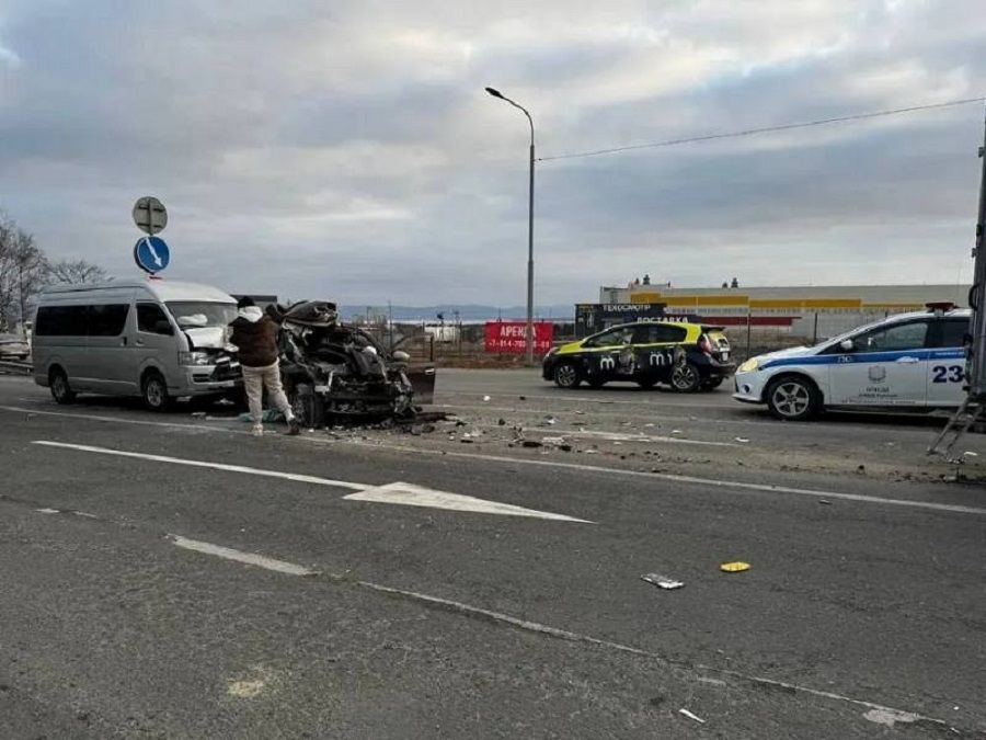 Массовое ДТП в Приморье: женщина-водитель изувеченной легковушки жива, но в больнице
