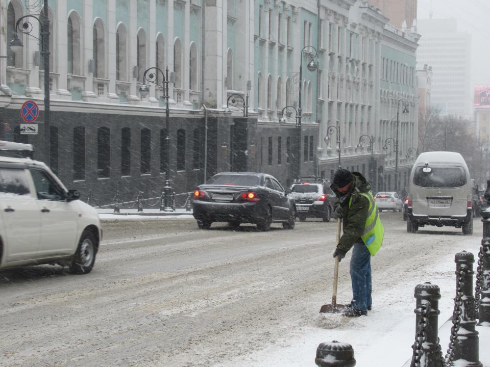 Фото: Надежда Александрова / PRIMPRESS | От дворника до прокурора: последствиями снегопада во Владивостоке озадачились все
