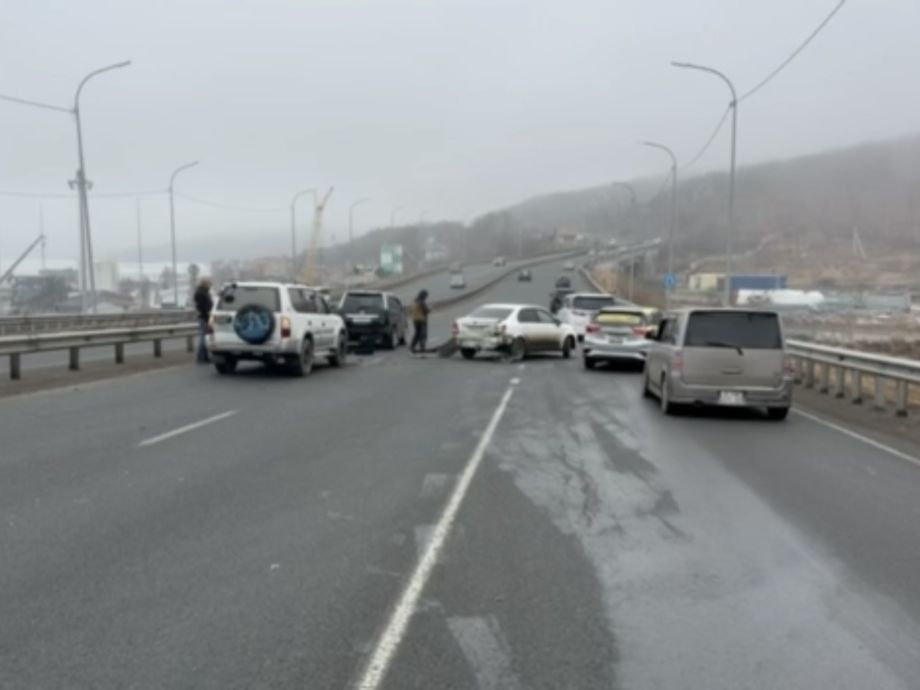 Собрали груду металла: массовое ДТП произошло на объездной во Владивостоке