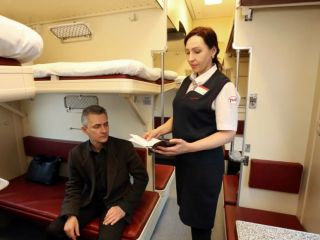 Можно ли сидеть на нижней полке в поезде, если взять билет на верхнюю