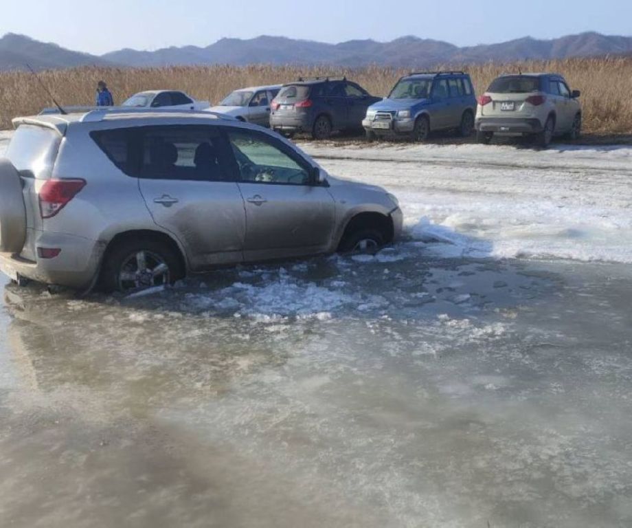 Слабоумие и отвага: приморские рыбаки снова штурмуют лёд