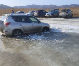 Слабоумие и отвага: приморские рыбаки продолжают штурмовать тающий лёд